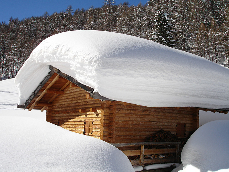 Budynek z dużą ilością śniegu na dachu