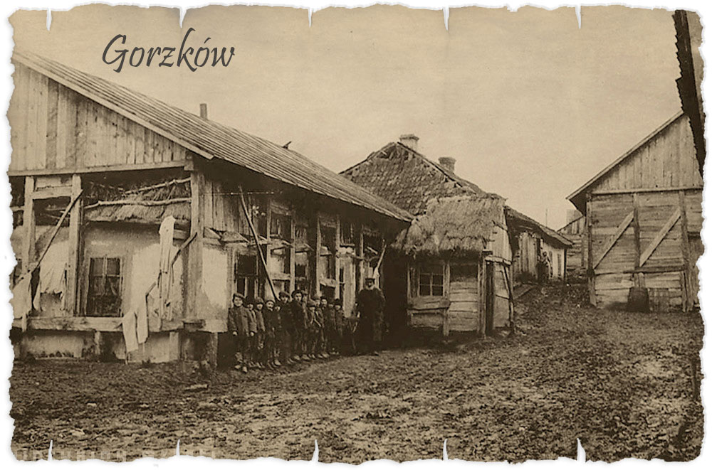 Wygląd Gorzkowa dawniej - stare domy mieszkalne, obok jednego stoi grupka dzieci