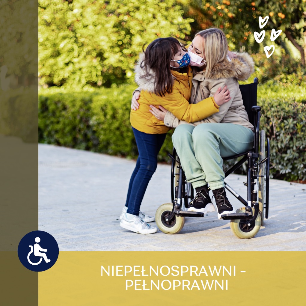 Niepełnosprawni Pełnoprawni, Kobieta siedząca na wózku inwalidzkim przytulająca stojącą obok dziwczynkę